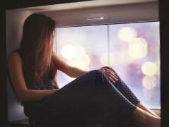 「涙を流すこと」にはリラックス効果があった!?暑い夜を涼やかにリラックスして過ごすため