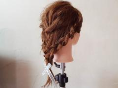 ヘアアレンジで清楚さを手に入れる。両端の編み目がかわいい編み下ろしスタイル