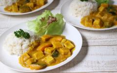 自家製カレーがすぐできる！ 辛さ控えめで子どもにやさしい「夏野菜と厚揚げの時短カレー