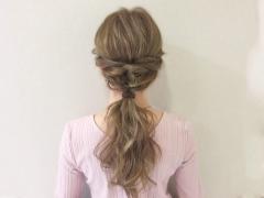 人気のダウンポニーにフェミニン感をプラス♡涼やかで大人かわいい三つ編みヘアアレンジ