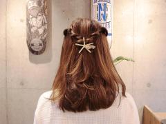 ねじねじするだけで簡単！ハーフアップにプラスひと手間でできる、くるりんぱアレンジ