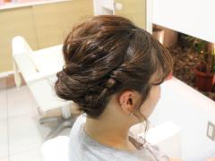 肩上のボブヘア向けアップアレンジ！くるりんぱ×ねじり編みで簡単に作れる