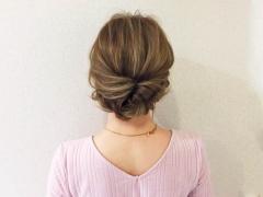 大人かわいいヘアの作り方。くるりんぱと三つ編みでできる簡単まとめ髪アレンジ