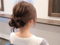 【簡単まとめ髪】定番だけどワンランク上のゆるめシニヨンアレンジがやっぱりかわいい