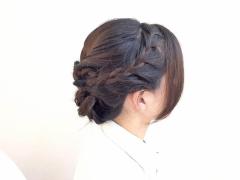 すっきりシルエットが涼しげ上品。くるりんぱ×編み込みで作るアップスタイルヘアアレンジ