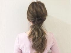 低めポニーテールにお花アレンジでアクセントを♪初心者さん向け簡単ヘアアレンジの作り