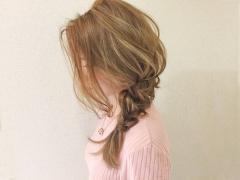 目指すは色っぽキュートなオトナ女子。三つ編みサイド寄せヘアアレンジはいかが？