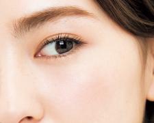 “大人っぽキレイ”顔を目指すなら、チークとハイライトの配置の逆転がカギ！