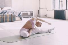 夏疲れのひどい首肩こりに。じんわり効く凝りほぐしヨガ