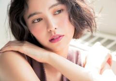 トレンドのくすみピンクリップで透明感のある肌を演出♪