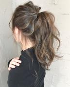 お洒落な人は、ほんのひと手間かけていた！ポニーテールは逆毛を立てる！