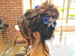 大人のしとやかお団子ヘア。後れ毛をマスターして、女っぽヘアを手に入れる