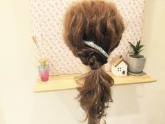 ザ王道のモテ髪“ポニーテール”にひと手間加えた大人なゆるふわヘアアレンジ