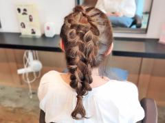 編み目が華やか！おしゃれな編み込みダウンヘアスタイル！ヘアターバンを使ったアレンジ