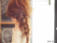 編み込みなしでこの華やかさ！三つ編みだけのヘアアレンジで周りと差をつける3つのポイン