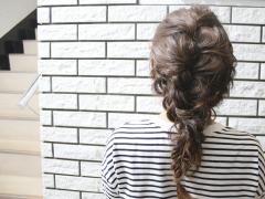 編み込みを使ったアレンジでフェミニンに！ 大人かわいい編みおろしヘアスタイル