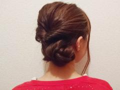 超絶簡単なまとめ髪！くるりんぱと三つ編みで作るコサージュ風アップスタイルヘア