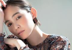 今秋はトレンドのくすみベージュリップで、女らしい優しげな表情に♡