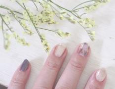 差し色でゴールドを効かせて。秋のエレガントネイル