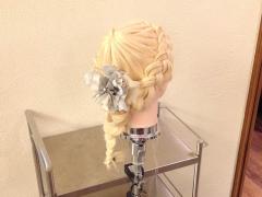 編み込みが豪華なパーティーヘアスタイル！人とは違うアレンジで周りに差を付けて☆