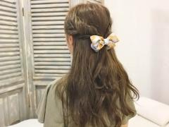 不器用さんでもできるお手軽ハーフアップアレンジ。サイドのくるりんぱが華やか！