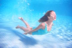 水中を歩くだけでむくみ解消！水中エクササイズのすごい効果5つ