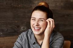 笑顔度チェック10項目！笑顔を劣化させないための表情筋体操