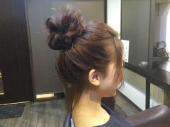 ラフなコーデには、メッシーバン（崩れお団子ヘア）を合わせた無造作スタイルが◎