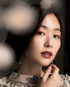 トレンドカラーの赤茶リップを主張して、こなれた女っぽさを演出