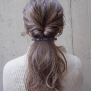 【オフィス・デート】簡単なのにこなれ感たっぷり！くるりんぱのミディアムアレンジ