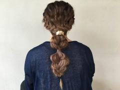 人気の波ウェーブアレンジ！編み込みと三つ編みをプラスして大人ヘアスタイルに