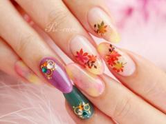 指先から秋を感じる紅葉ネイル。べっ甲柄やモーブカラーとの組み合わせを楽しんで！