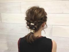 ゴールドの飾り付きヘアゴムで作る大人かわいいローポニーテールのヘアアレンジ