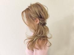パパッと簡単！でもオシャレ！日常使いに最適なサイド寄せくるりんぱハーフアップ
