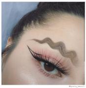 「ウェービー眉毛」が衝撃的！インパクト抜群な新ビューティートレンドがSNSで話題