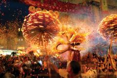 香港100年以上の伝統祭「ファイヤー・ドラゴン・ダンス」が圧巻