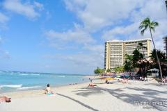 ハワイで「歩きスマホ」が禁止に、違反者には最高1万円の罰金