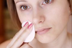 たるみ毛穴や黒ずみ毛穴！毛穴トラブルによって違う化粧水の選び方