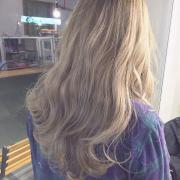 実は人気なんです！一度は挑戦したいハイトーンカラー♡