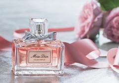 性別問わず愛される「Dior ミスディオール  オードゥパルファム」の香りの秘密 |