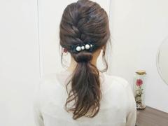 手早くおしゃれに。結び目のアクセントがかわいいほっこりドーナツポニーテール♪