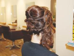 ねじって留めるだけでできる簡単サイドアップアレンジ！パーティーヘアやデートヘアに