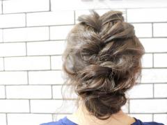 【パーティーヘアアレンジ】たった5分でできる表編み込みがルーズなシニヨンスタイル