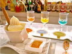 極上ソフトクリームにお酒の宝石リキュールをかけるデザートが話題！ 青山「お酒とアイス