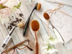 毛穴が気になる大人の肌に。海外で話題の「歯ブラシ型メイクブラシ」の使い方