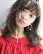 ツヤ感×ニュアンスで、自然体の色気が漂うミディアムレイヤーに！ | beautygirl ONLINE（マキア