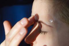 アラサーの老けサイン「乾燥、シワ、シミ」にベストな美容液の選び方