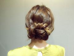 三つ編みにするだけでできるから簡単！ほっこりルーズなシニヨンアップヘアアレンジ