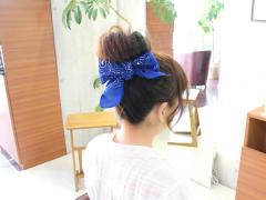 バンダナを使って無造作キュートに！ゆるめの大きめお団子ヘアスタイルがかわいい