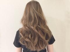 はずし巻きで外国人風ウェーブを叶える。「巻いて→ゆるめて→はずす」で簡単はずし巻き